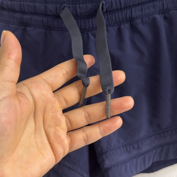 Lululemon low rise short 2.5” size 6 - Picture 2 of 7